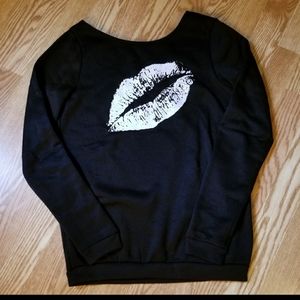 Black long sleeve sweatshirt. Kiss design.